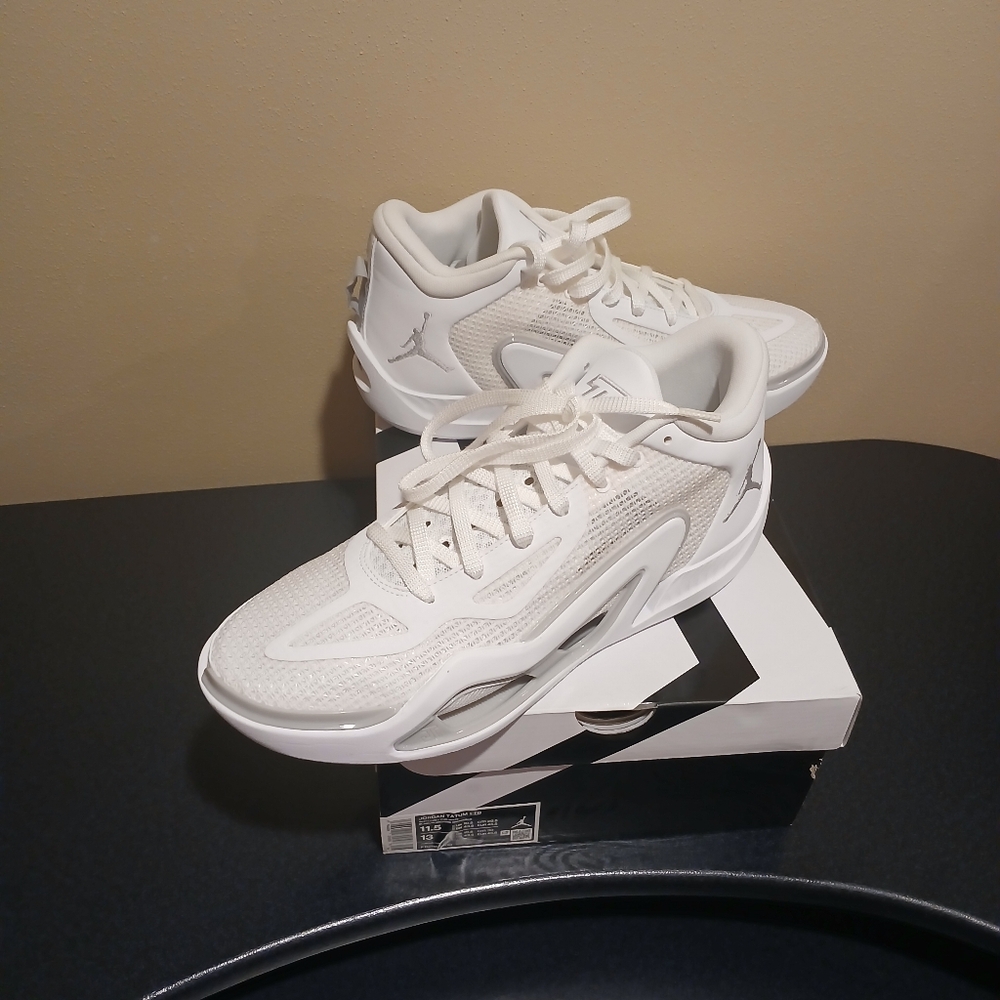 Jordan Men's White Low-Top Athletic Sneakers - Picture 6 of 10